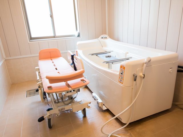 バリアフリー対応の浴室 介助浴槽 清潔感のあふれる設備のある浴室です。安全かつ快適にご利用いただけるように工夫が凝らされています。