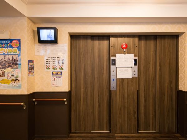 エレベーター前の廊下