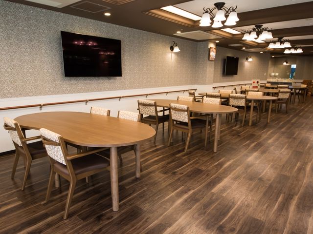 明るい食堂の空間 共有スペース ゆったりとした食堂では、テレビを見ながらゆっくりお食事が楽しめます。明るく開放的なデザインが施され、くつろぎのひとときを提供します。