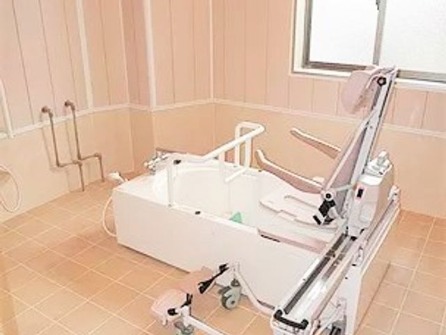 バリアフリー設計の浴室 浴室 広々とした設計の浴室は、動線に配慮された安全な空間です。利用者の快適な入浴をサポート致します。