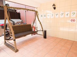 エントランスに設置されたブランコ