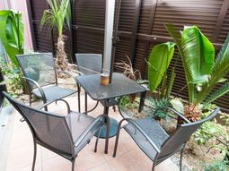 植物に囲まれた休憩スペース