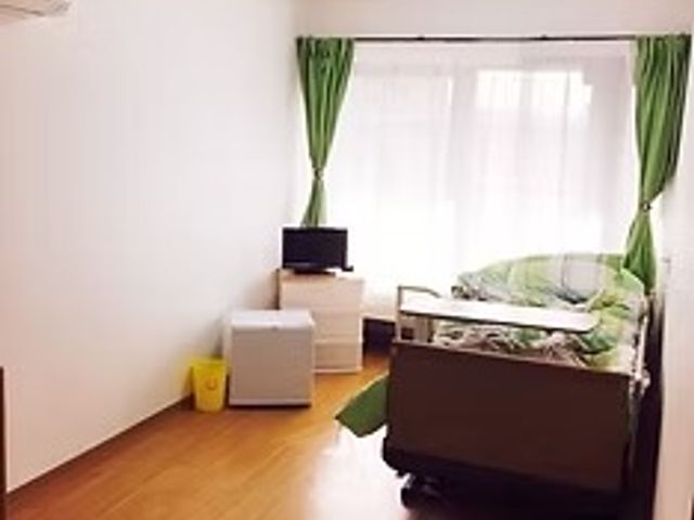 明るい居室 居室 自然光が柔らかく差し込む居室です。シンプルで落ち着いた空間が広がっています。