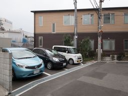 茶色の建物と駐車場