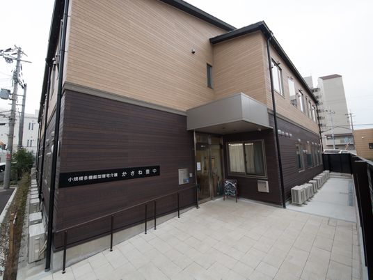 清潔な施設のエントランス