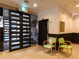 エントランスとイスの一角