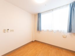 シンプルな空間の居室