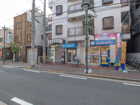 街角の建物と商店