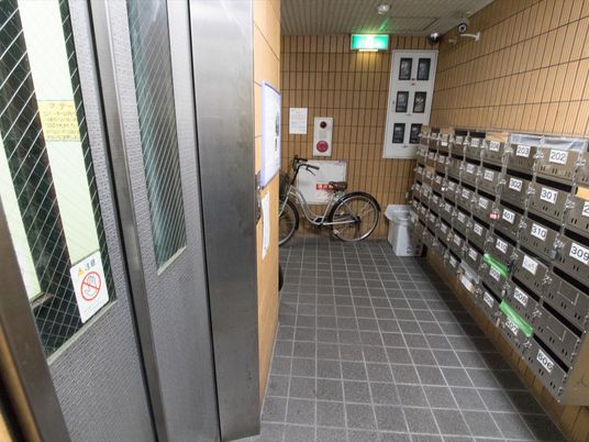 エレベーターと郵便ポスト