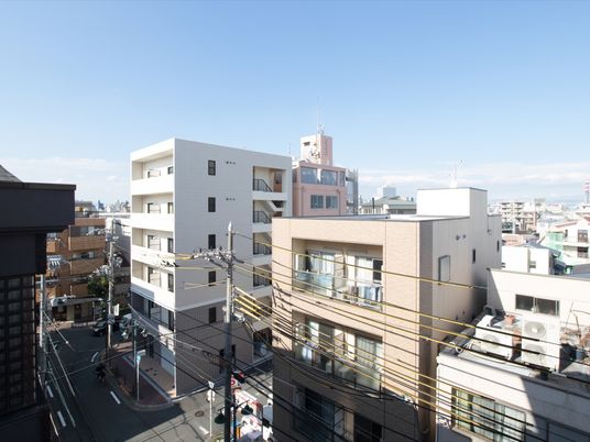 街角にあるモダンな建物