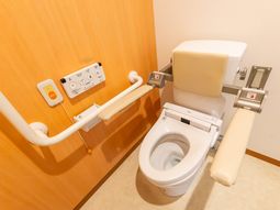 手すり付き清潔なトイレ