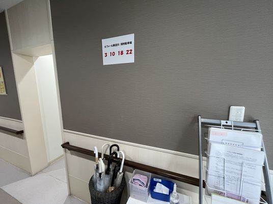 傘立てのある廊下