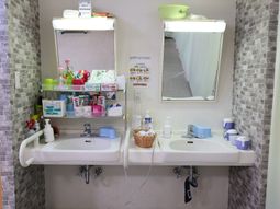 清潔な洗面台と鏡