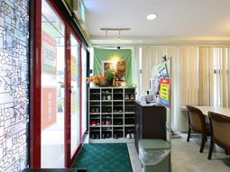 エントランスの明るい風景