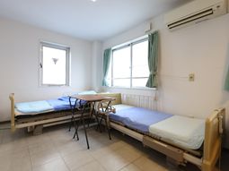 シンプルなベッドとテーブルの部屋