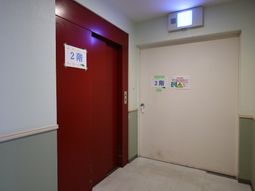 赤い扉のエレベーターホール