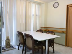 明るいダイニングテーブル