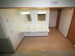 清潔な洗面台と鏡