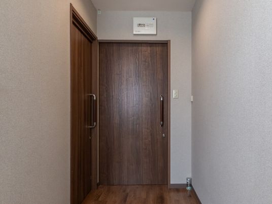 廊下の木製ドア