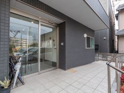 すっきりした外観入口