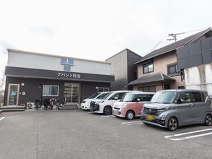 駐車スペースのある外観