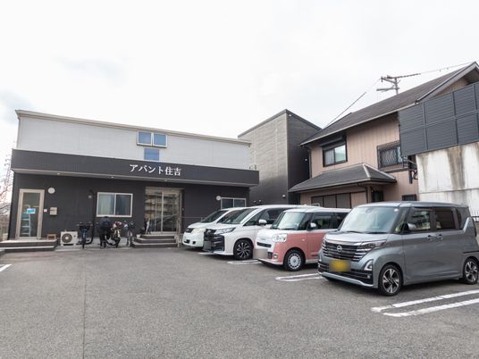 駐車スペースのある外観