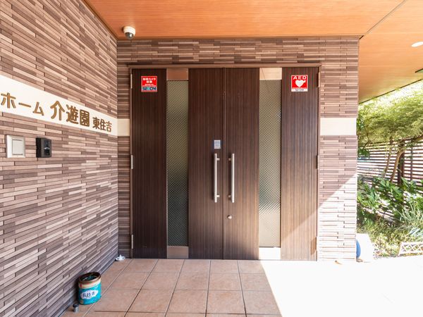 施設の正面玄関