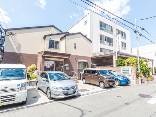 明るい外観の建物