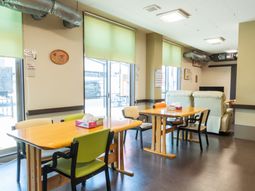 明るい食堂の様子  