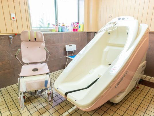浴槽と介助椅子の浴室  