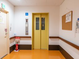 車椅子対応エレベーター前  