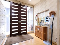 エントランスの明るい様子