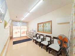 待合室の明るい空間