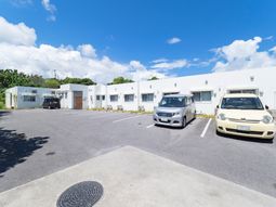 広々駐車場のある建物