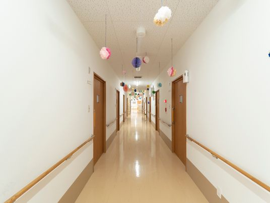 手作り装飾のある廊下