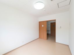 シンプルな居室の様子