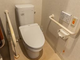 手すり付きの快適トイレ
