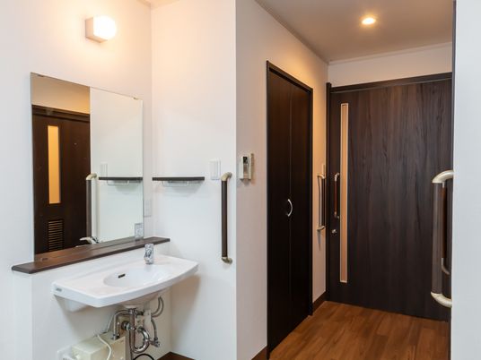 洗面台と扉がある廊下