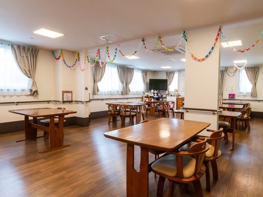 温もりのある明るいダイニングルーム