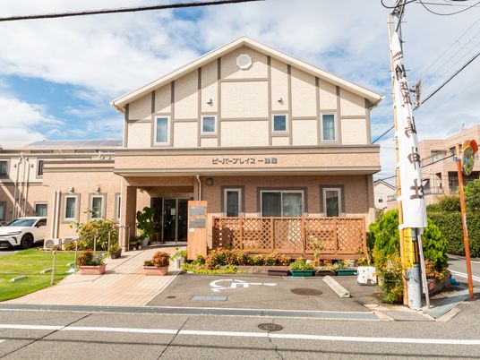 温かみのある建物の外観