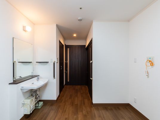 居室入口と洗面台