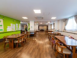 広々とした明るい食堂