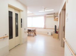 廊下とリビングを捉えた場所