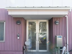 清潔な施設のエントランス