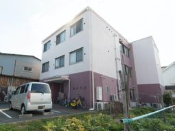 建物と車のある外観