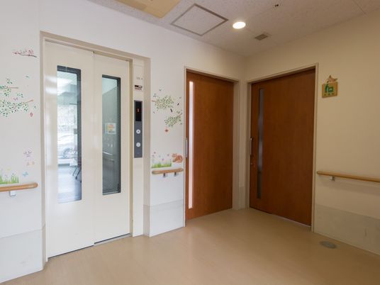明るい廊下の出入口