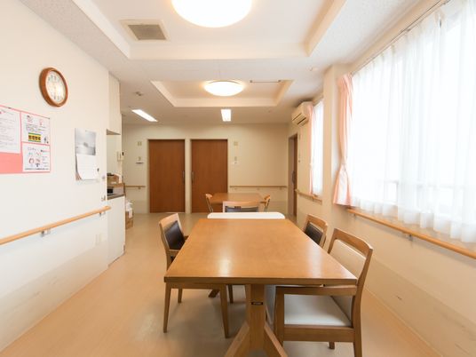 落ち着いた食堂の風景