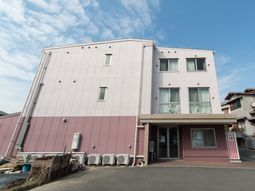 ピンクの建物のエントランス