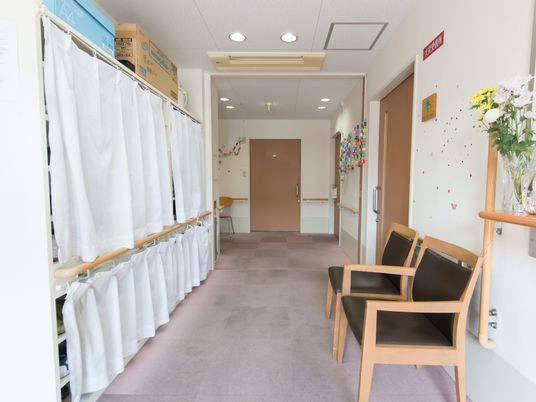 明るい施設の廊下