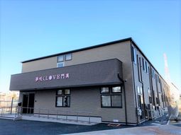 明るい外観の建物